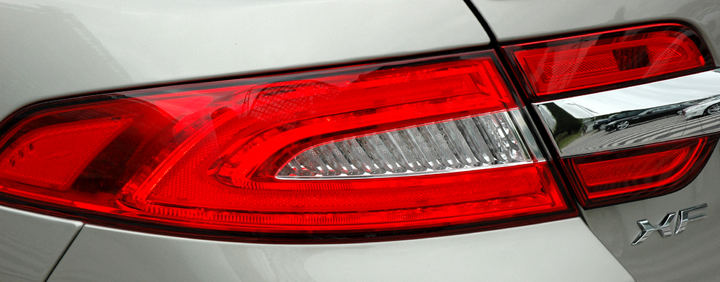 Jaguar XF: Moderne Leuchteinheit hinten mit Modellschriftzug.