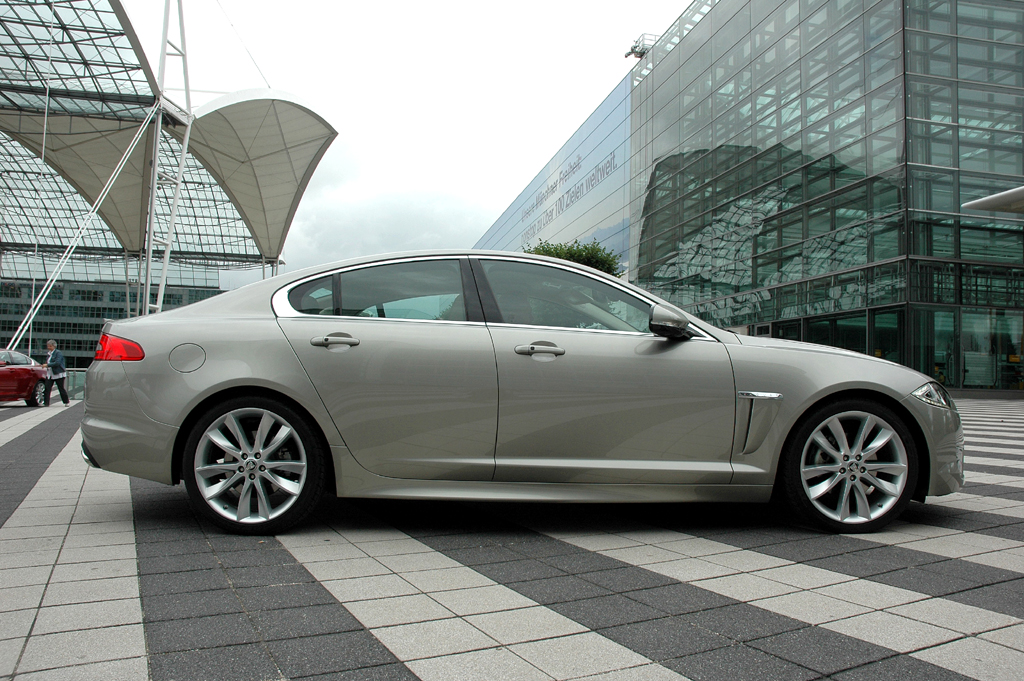 Jaguar XF: Und so sieht die aufgefrischte Sportlimousine von der Seite aus.