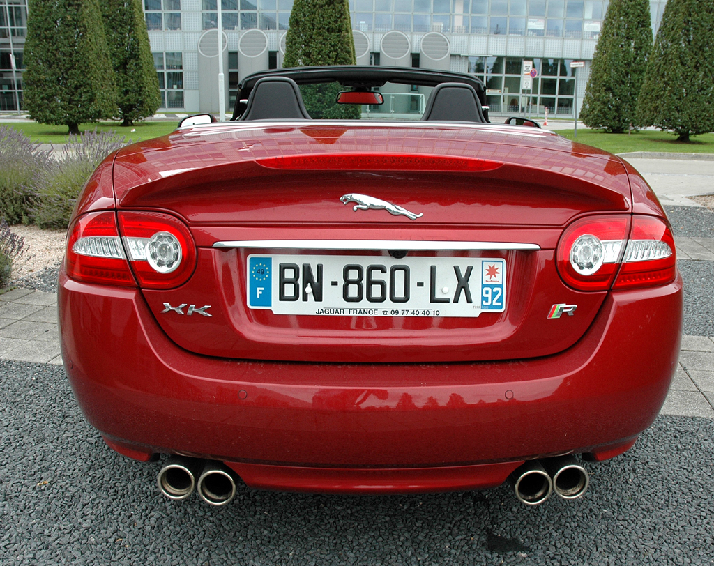 Jaguar XKR Cabrio: Blick auf das Heck mit dem Raubkatzen-