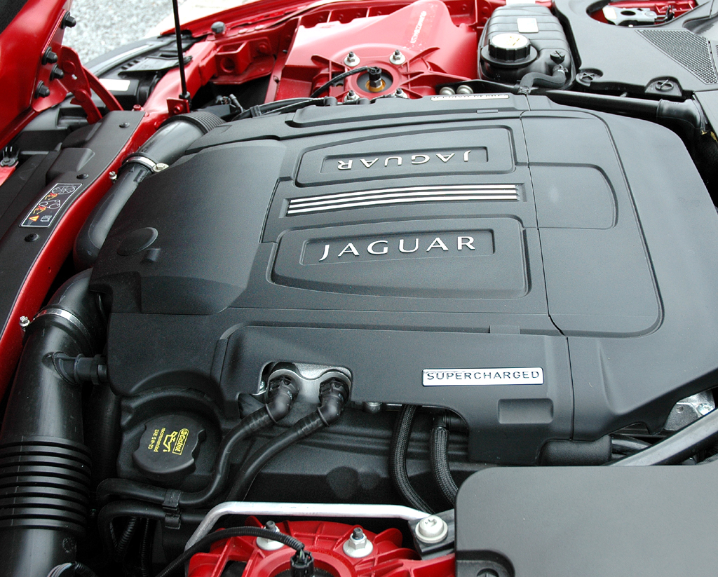 Jaguar XKR Cabrio: Blick auf den 5,0-Liter-Kompressor-Achtzylinder mit 510 PS. 