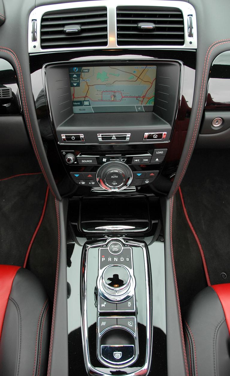 Jaguar XKR Cabrio: Blick auf den mittleren Armaturenträger mit Getriebedrehregler. 