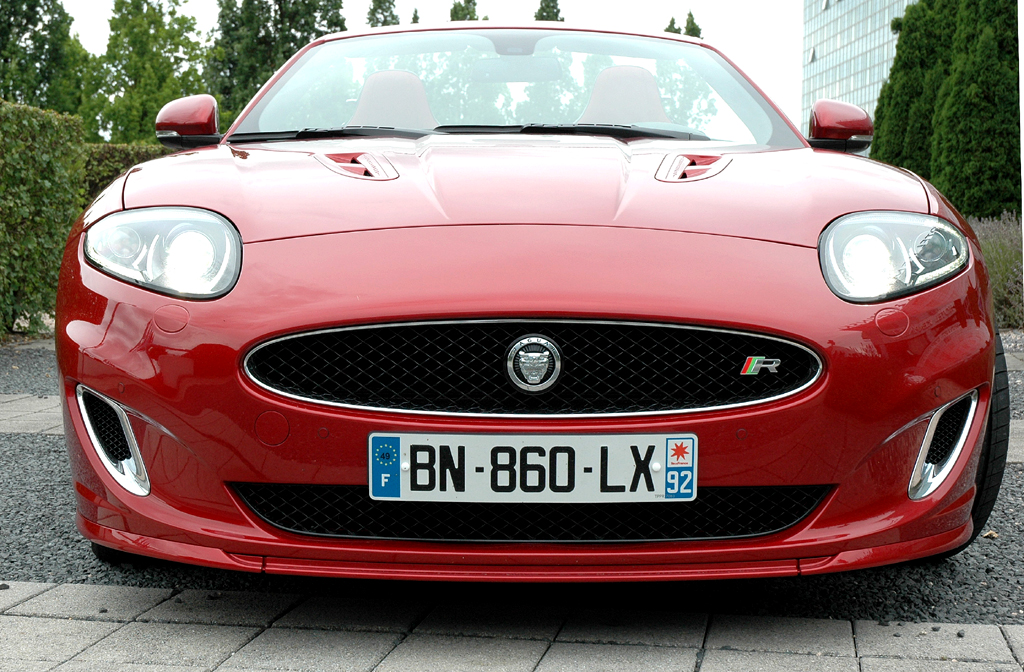 Jaguar XKR Cabrio: Blick auf die Front, an der es leichte Veränderungen gegeben hat. 