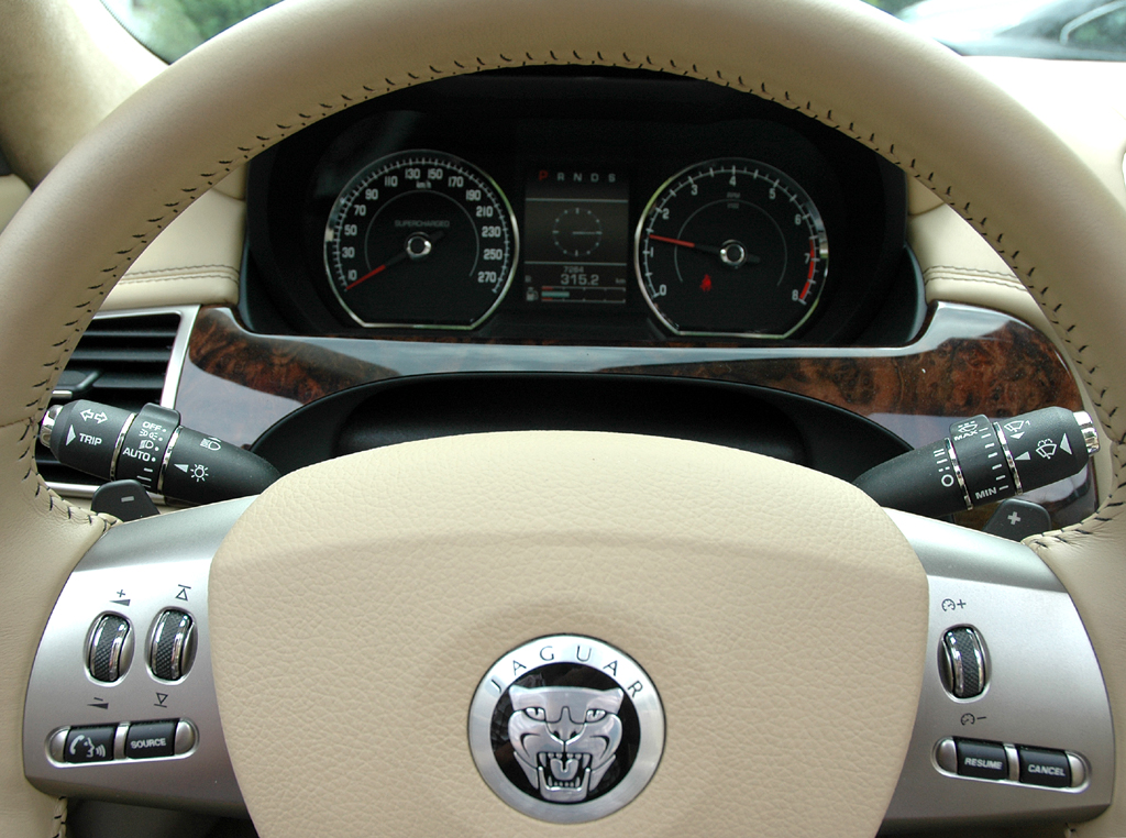 Jaguar XKR Cabrio: Blick durch den Lenkradkranz auf die Rundinstrumentierung. 