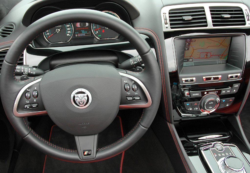 Jaguar XKR Cabrio: Blick ins genauso sportlich-funktionelle wie noble Cockpit. 