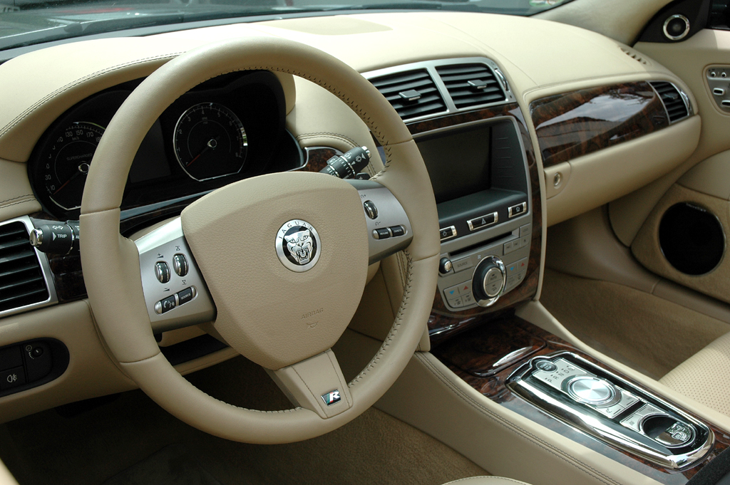 Jaguar XKR Cabrio: Blick ins noble Cockpit. 