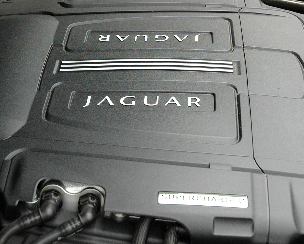 Jaguar XKR Cabrio: Blick unter die Haube auf den 5,0-Liter-Benzindirekteinspritzer. 