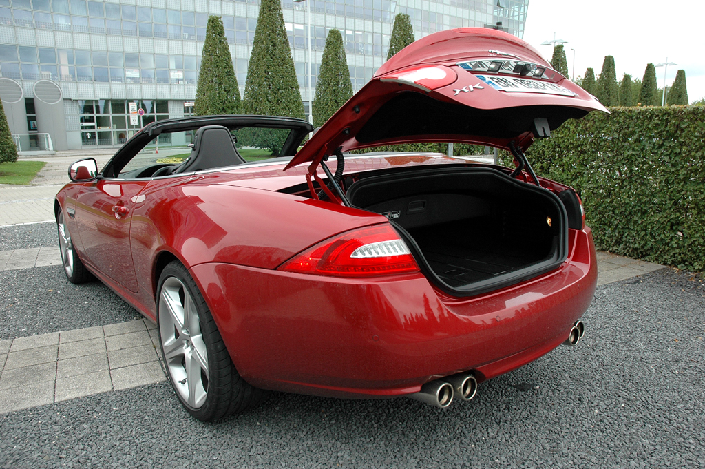 Jaguar XKR Cabrio: Ins Cabrio-Gepäckabteil passen 313, in den des Coupés 330 Liter hinein. 