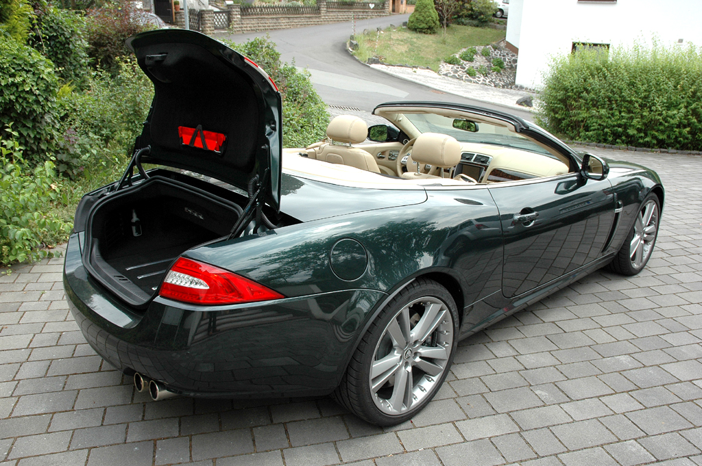 Jaguar XKR Cabrio: Ins Gepäckabteil passen offen nur 200, geschlossen 313 Liter hinein. 