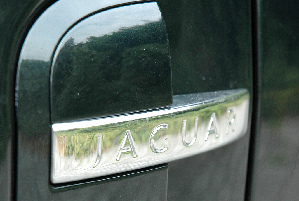 Jaguar XKR Cabrio: Markenschriftzug auf der Seite. 