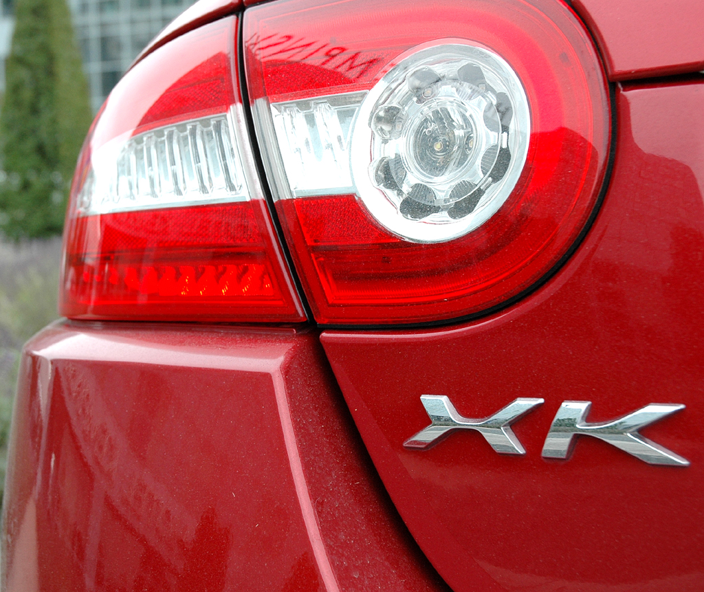 Jaguar XKR Cabrio: Moderne Leuchteinheit hinten mit Baureihen-Schriftzug. 