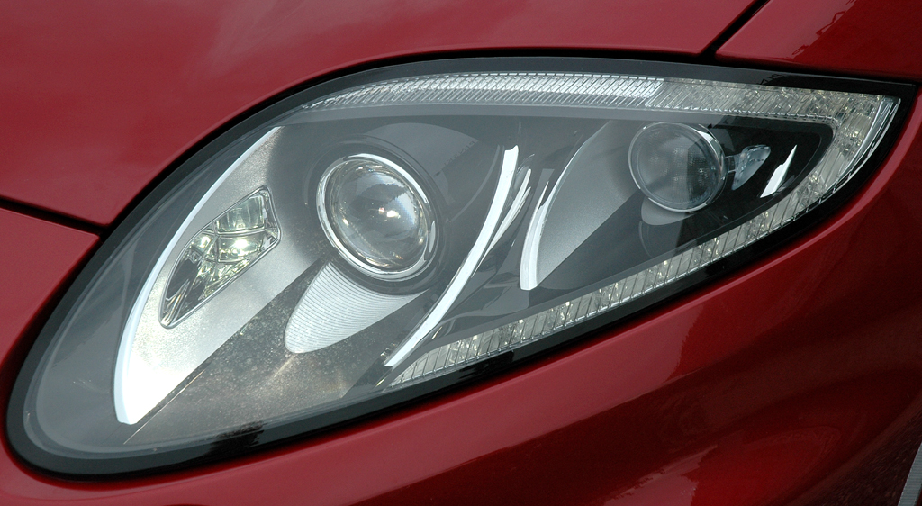 Jaguar XKR Cabrio: Moderne Leuchteinheit vorn. 