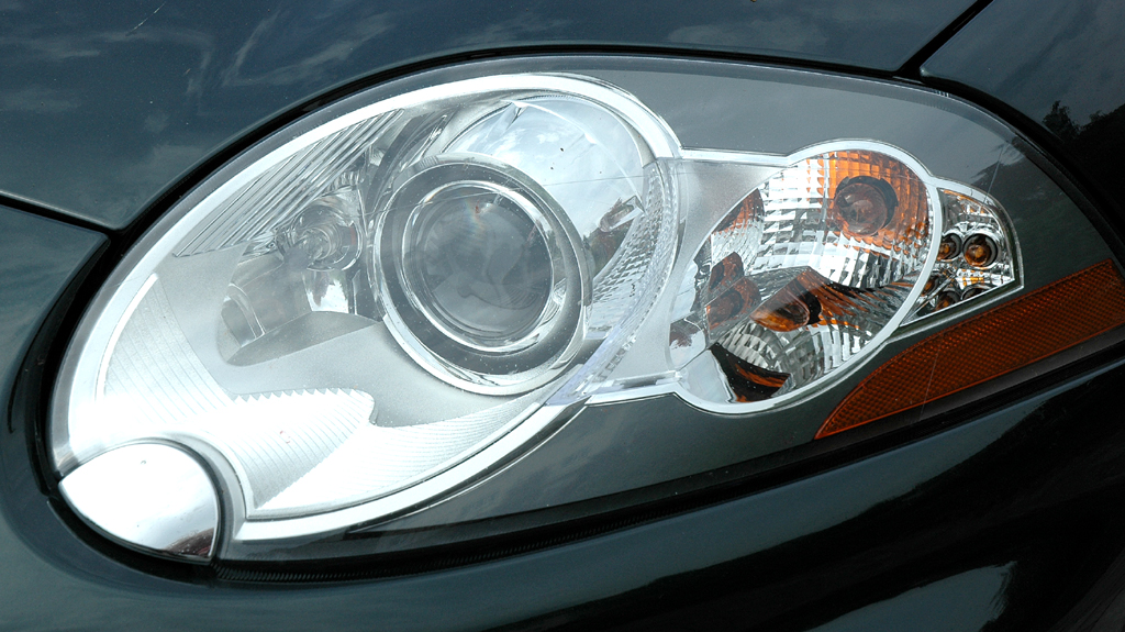 Jaguar XKR Cabrio: Moderne Leuchteinheit vorn. 