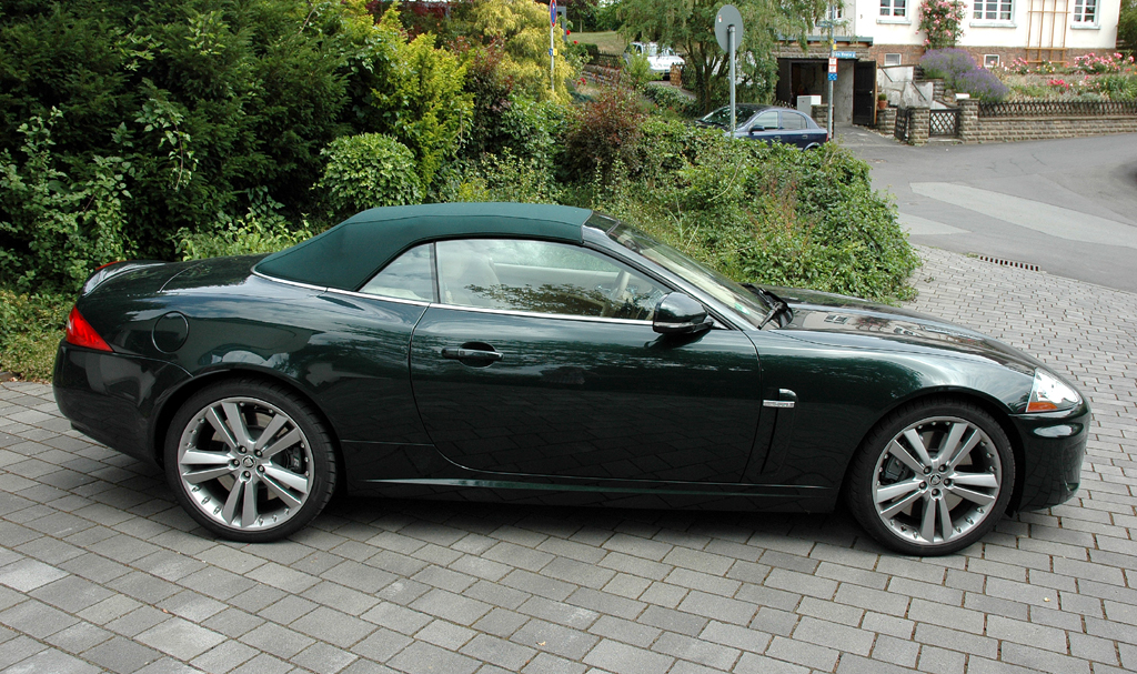 Jaguar XKR Cabrio: Und so sieht die offene Variante mit geschlossenem Stoffverdeck aus.