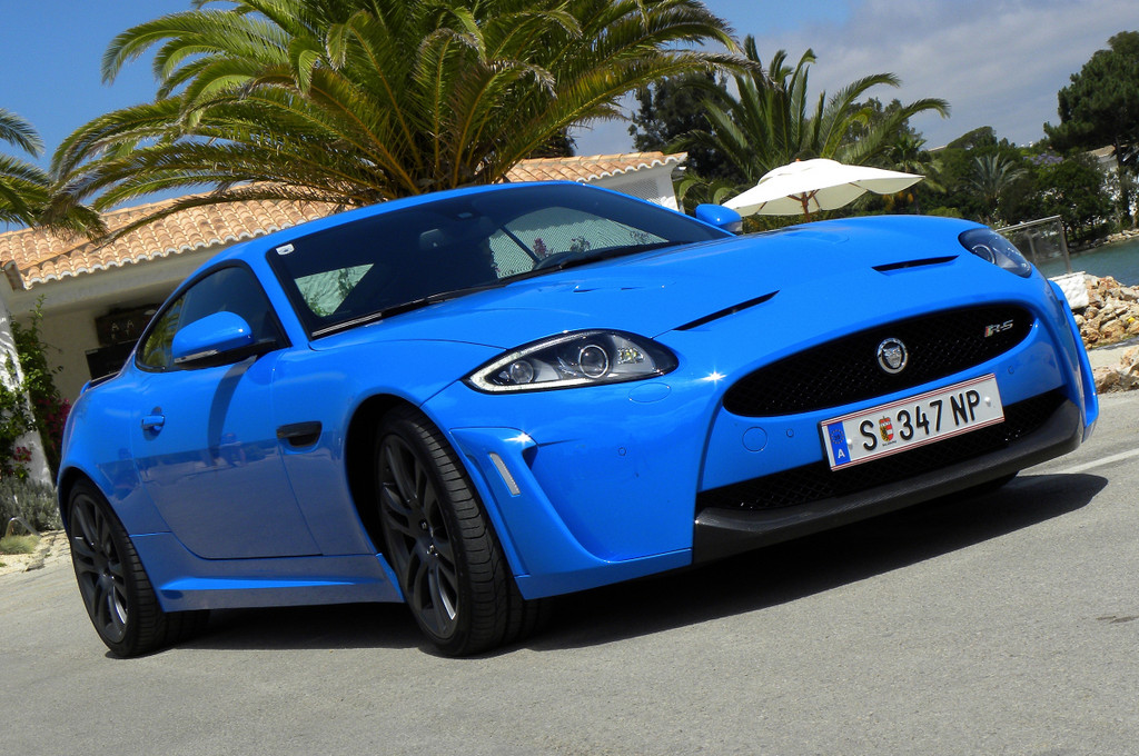 Jaguar XKR-S.