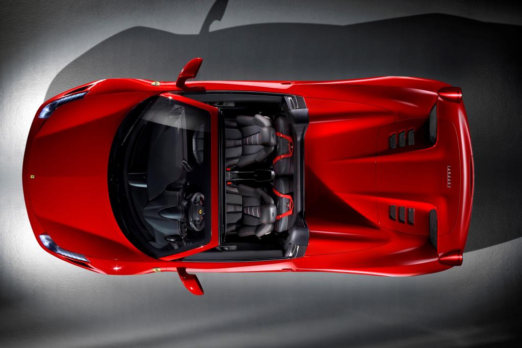 Laut Ferrari ist der Aludeckel 25 Kilogramm leichter als eine vergleichbare Textilmütze