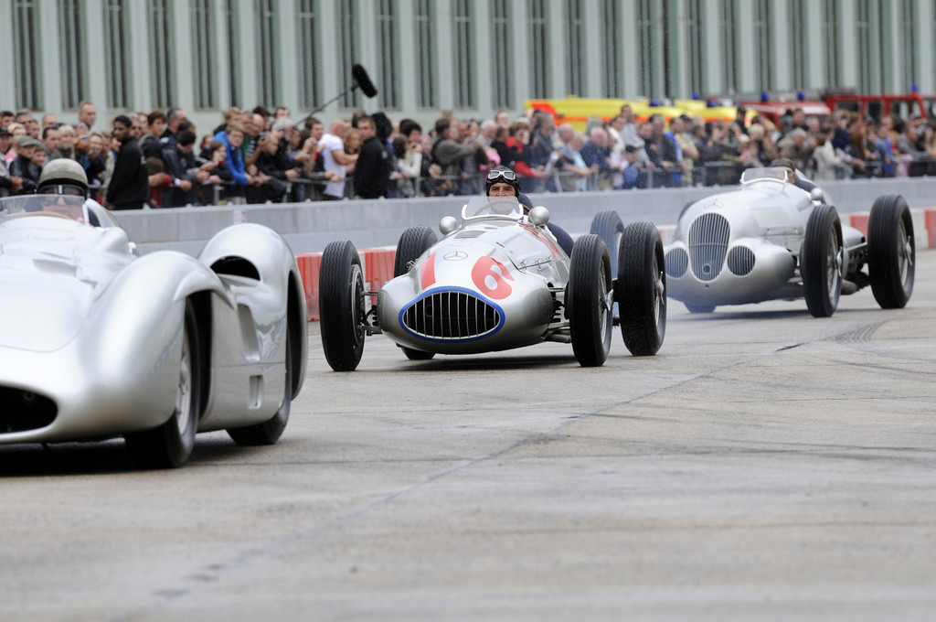 Mercedes-Benz & Friends: Hans Hermann (W 196 Stromlinie), Roland Asch (W 165) und Jochen Maas (W 125) bei ihrer Demonstrationsfahrt.