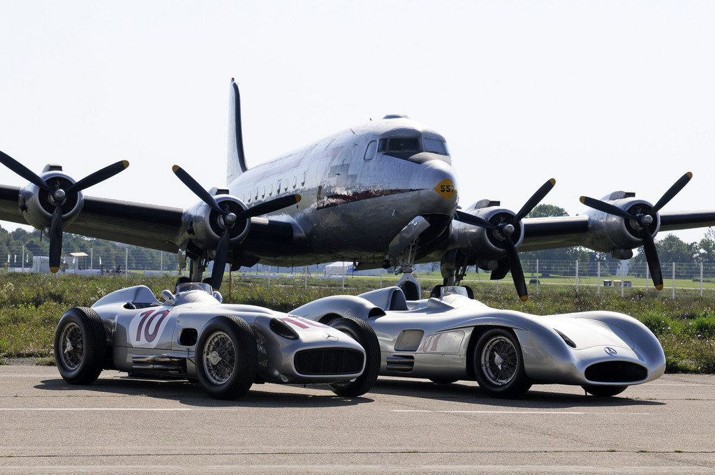 Mercedes-Benz & Friends: Historische Silberpfeile aus den 1930er und 1950er-Jahren auf dem ehemaligen Flughafengelände Berlin-Tempelhof im Einsatz.