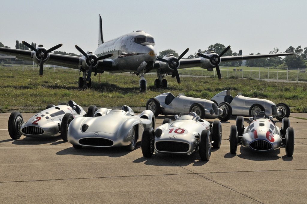 Mercedes-Benz & Friends: Sechs historische Silberpfeile aus den 1930er und 1950er-Jahren auf dem ehemaligen Flughafengelände Berlin-Tempelhof im Einsatz.