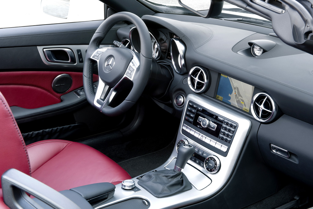 Mercedes SLK 250 CDI: Blick ins sportlich-funktionell gestaltete Cockpit. 