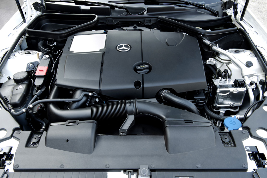 Mercedes SLK 250 CDI: Blick unter die Haube auf den 2,1-Liter-Vierzylinder mit 204 PS. 