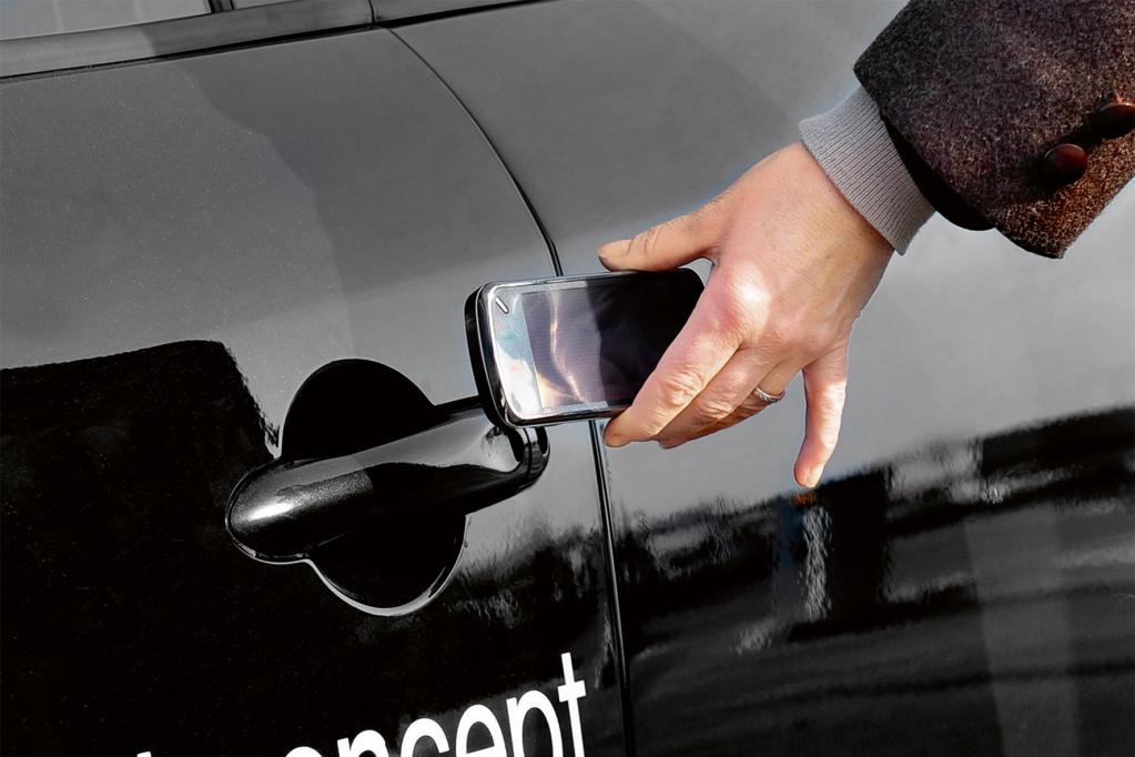Mit dem eigenen Handy statt mit gesonderten Schlüssel werden die Autos der Zukunft geöffnet. 