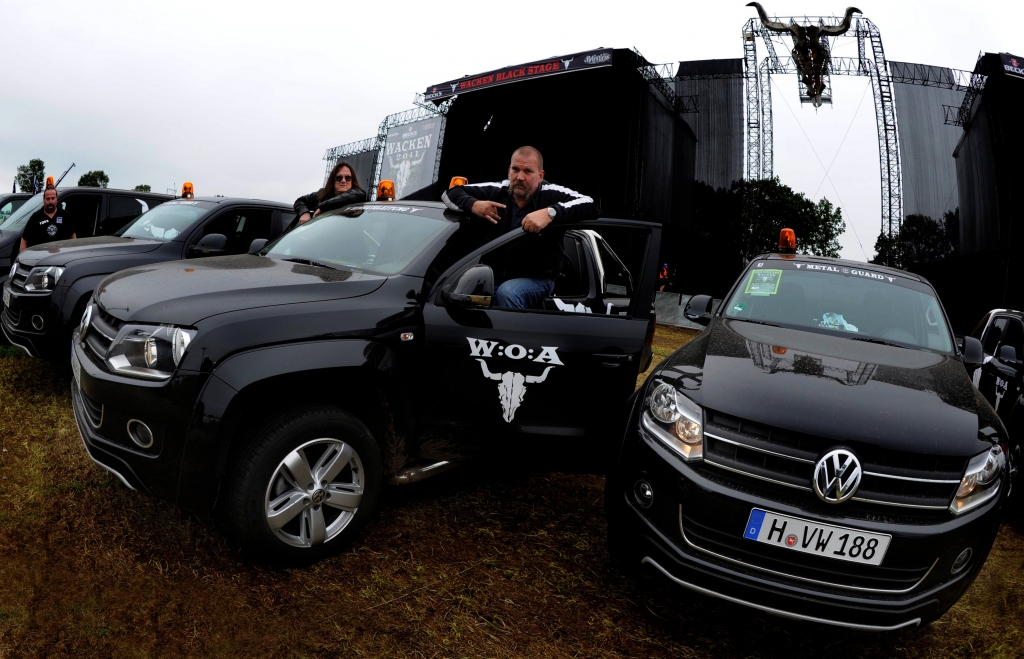 Multivan und Pickups im „Full Metal Village“