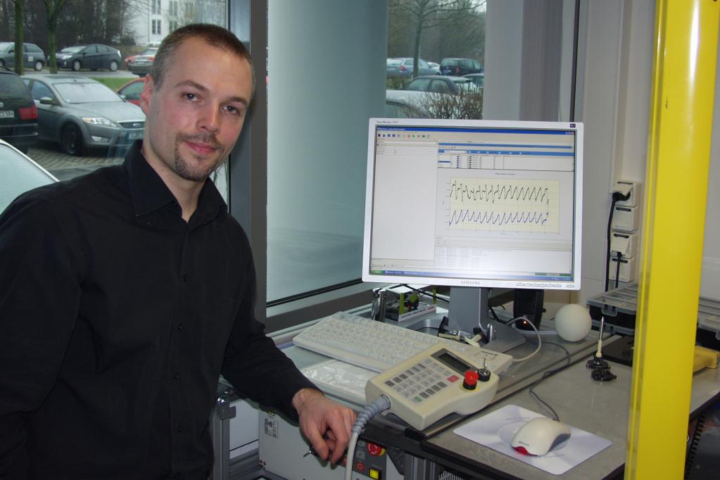 Nach getaner Arbeit liefert Ruth den Ingenieuren Daten über Reibung, Elastizität, Rückstellverhalten oder Temperaturempfinden. 