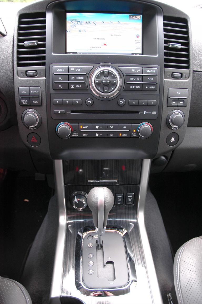Nissan Pathfinder: Blick auf den mittleren Armaturenträger. 