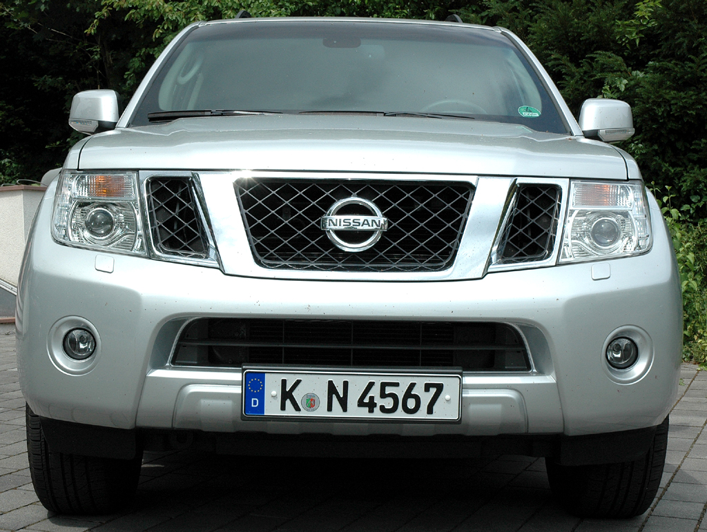 Nissan Pathfinder: Blick auf die bullige Frontpartie des SUV. 