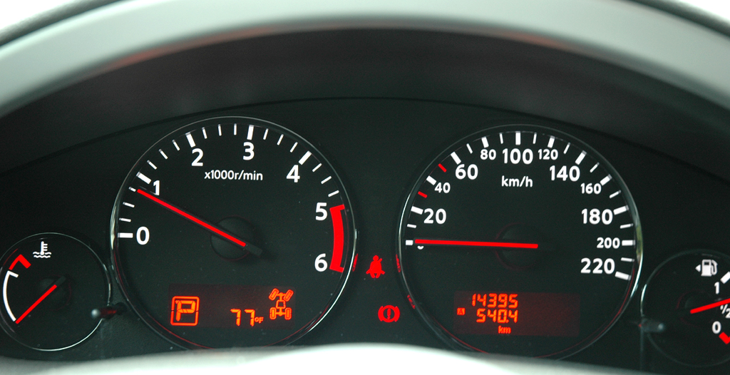 Nissan Pathfinder: Blick durch den Lenkradkranz auf die Rundinstrumentierung. 