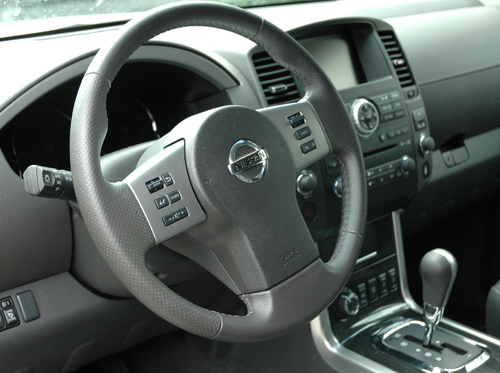 Nissan Pathfinder: Blick ins Cockpit. 