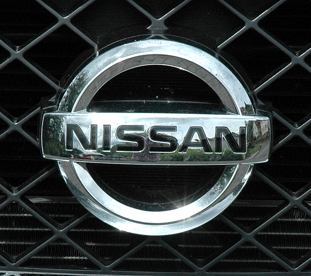 Nissan Pathfinder: Das Markenlogo sitzt vorn mittig im Kühlergrill. 