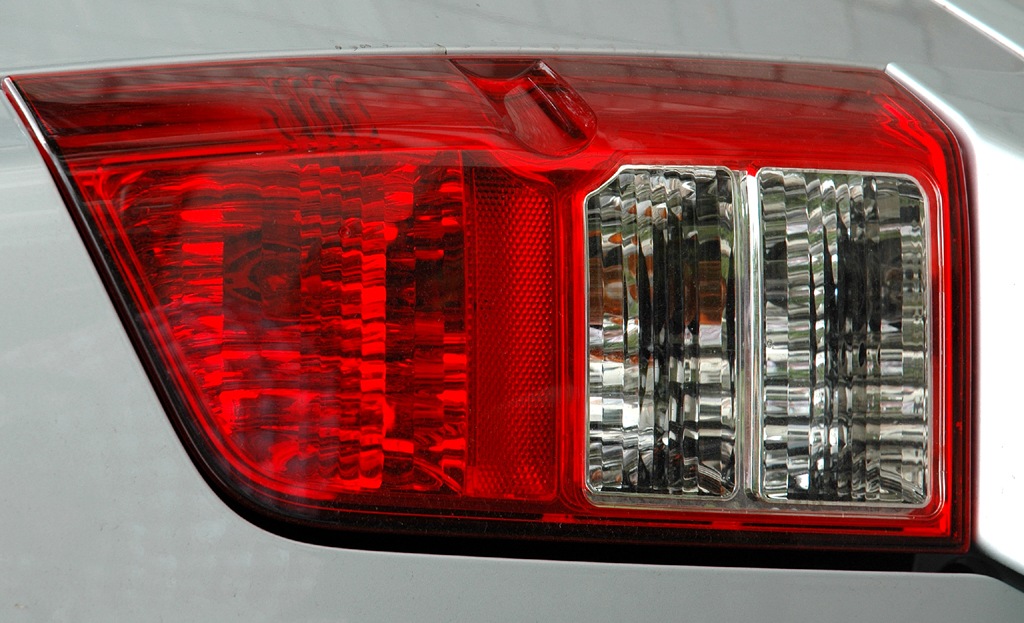 Nissan Pathfinder: Die Leuchteinheiten hinten sind vertikal ausgerichtet. 