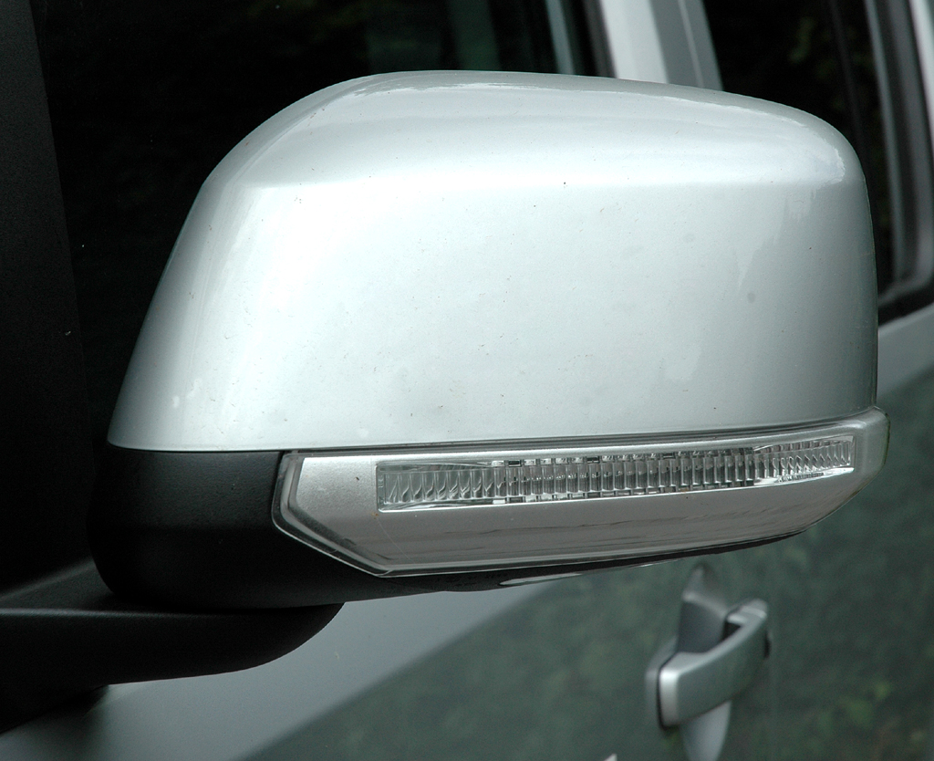 Nissan Pathfinder: In die Außenspiegel sind Blinkleisten integriert. 