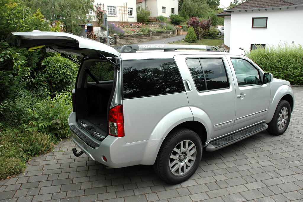 Nissan Pathfinder: Ins Gepäckabteil mit der niedrigen Ladekante passen 190 bis 2091 Liter. 