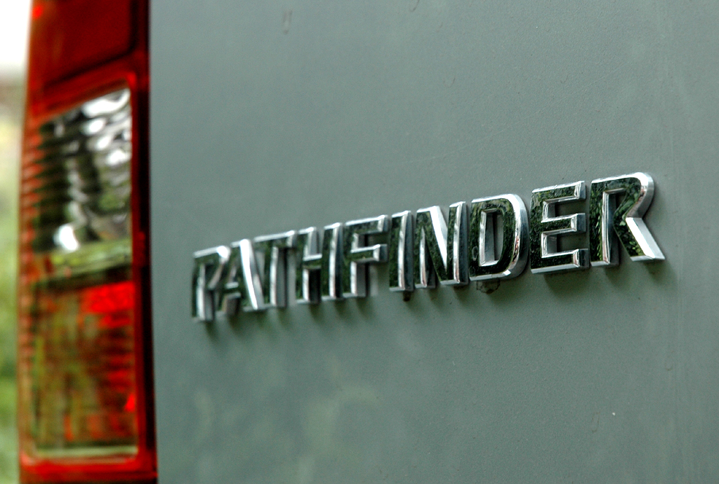 Nissan Pathfinder: Leuchteinheit hinten mit Modellschriftzug. 