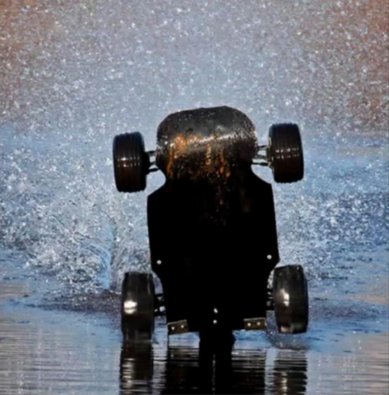 Oh Wunder oder was macht ein ferngesteuertes Auto auf dem See