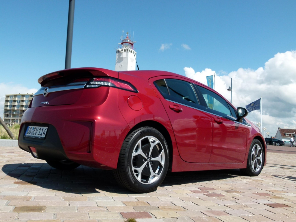 Opel Ampera.