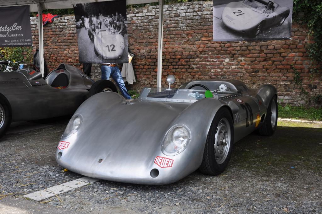 Porsche Rennwagen im historischen Fahrerlager
