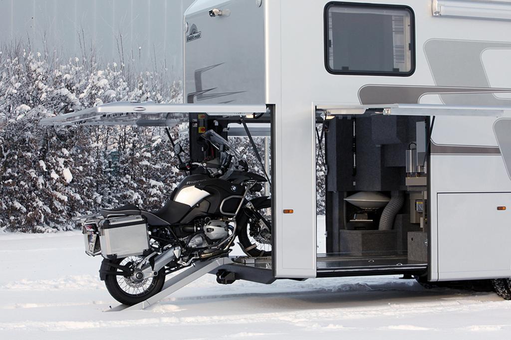 Praktisch: Im Heck findet ein Motorrad Platz