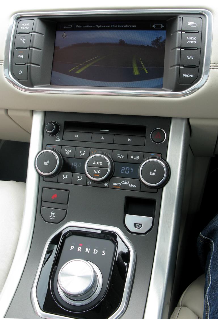 Range Rover Evoque: Blick auf den mittleren Armaturenträger mit Getriebe-Drehregler unten. 