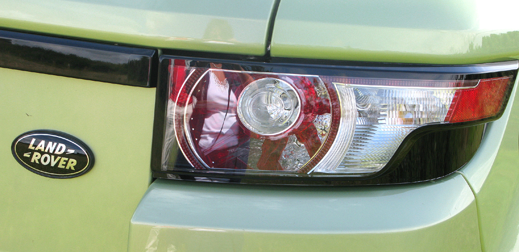 Range Rover Evoque: Moderne Leuchteinheit hinten mit Markenschriftzug. 