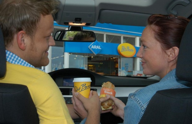 Ratgeber: Richtig essen und trinken im Auto - Es geht auch gesund