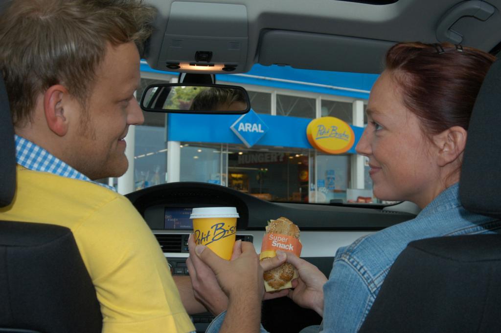 Ratgeber: Richtig essen und trinken im Auto - Es geht auch gesund
