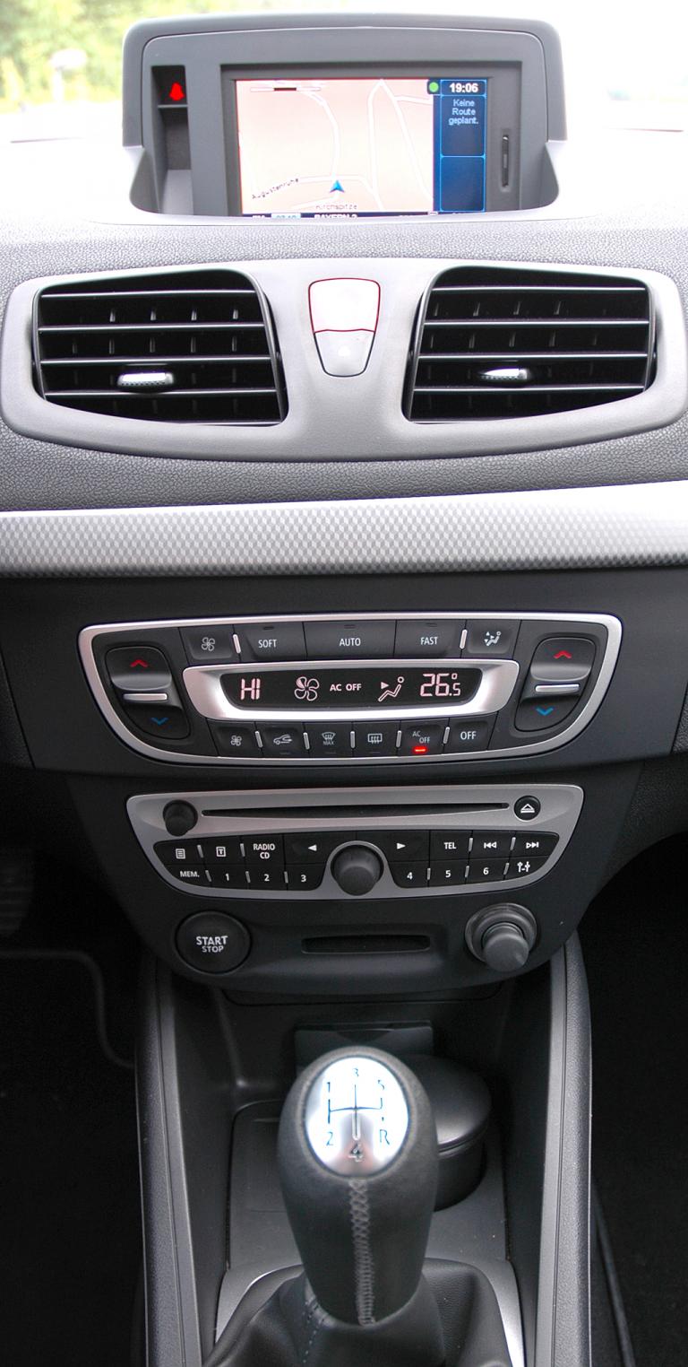 Renault Fluence: Blick auf den mittleren Armaturenträger. 