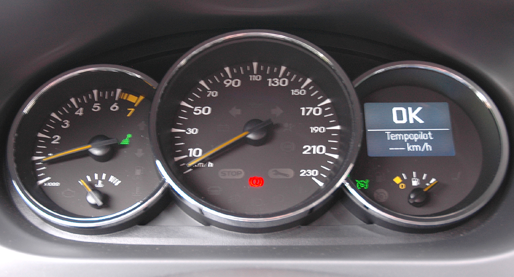 Renault Fluence: Blick durch den Lenkradkranz auf die Rundinstrumentierung. 