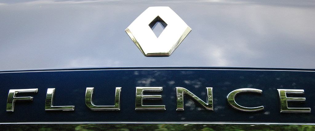 Renault Fluence: Markenschriftzug und -logo auf dem Kofferraumdeckel. 