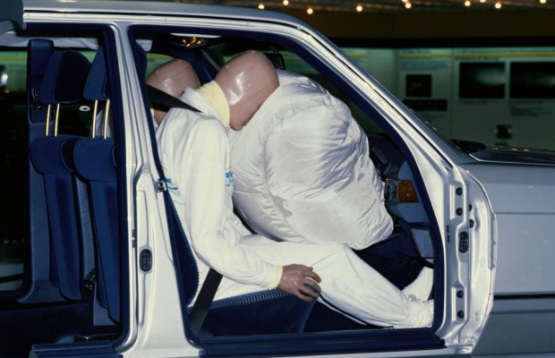 Richtige Sitzposition im Auto - Airbag-Gefahr für lümmelnden Beifahrer