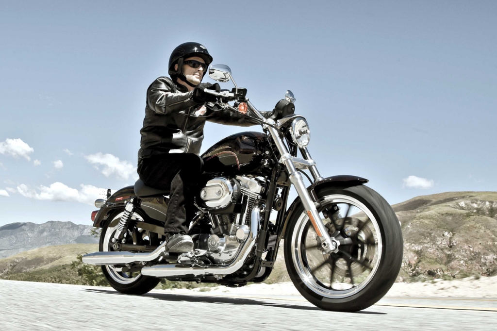 Sein zweitgünstiges Modell bietet Harley-Davidson mit der XL883L SuperLow an. 