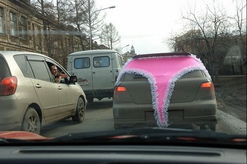 Serie: Die schrecklichsten Auto-Accessoires aller Zeiten. Heute: Der Auto-Tanga